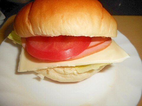 野菜とハム・チーズのバターロールパン